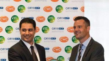 Mohammed Farhan Al-Enazi from Oryx presenting the 2014 World XLT award to Haldor Topsoe representative, Peter Vang Christensen.