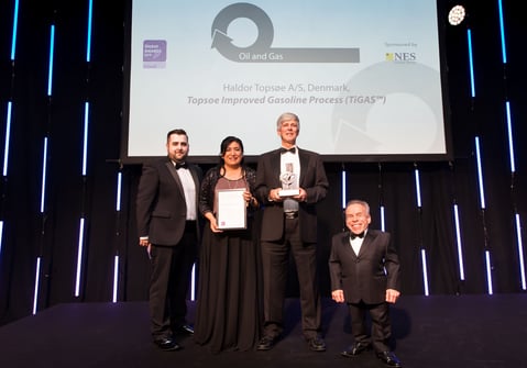 Angelica Hidalgo Vivas and Finn Joensen (center), receive the IChemE Global Award Oil and Gas 2019 for the TIGAS™ technology on behalf of Topsoe.