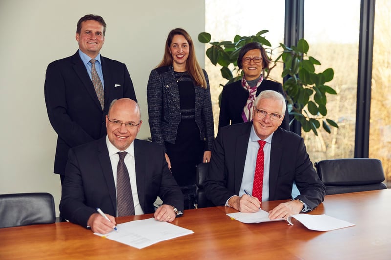 Acting Executive Vice President of Sasol, Marius Brand, (left) and CEO and President of Topsoe, Bjerne S. Clausen, signed the partner agreement witnessed by (from left to right) Vice President of Sasol, Theo Pretorius, Deputy CEO of Haldor Topsoe, Amy Hebert, and Vice President of Topsoe, Fei Chen.  