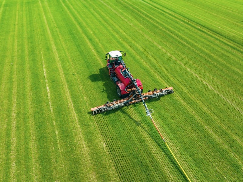 Tractor_injecting_livestock_liquid_manure_with_in_a_field