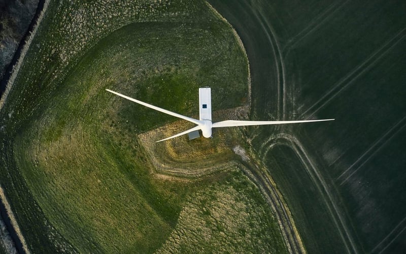 Wind_turbines_on_field