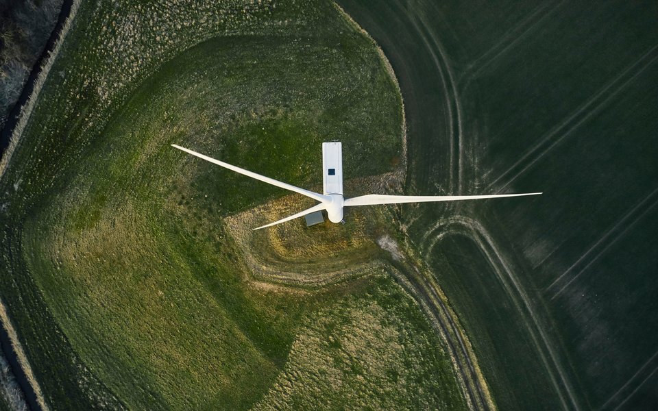 Wind_turbines_on_field