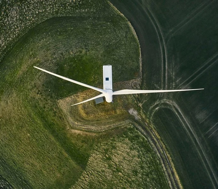 Wind_turbines_on_field