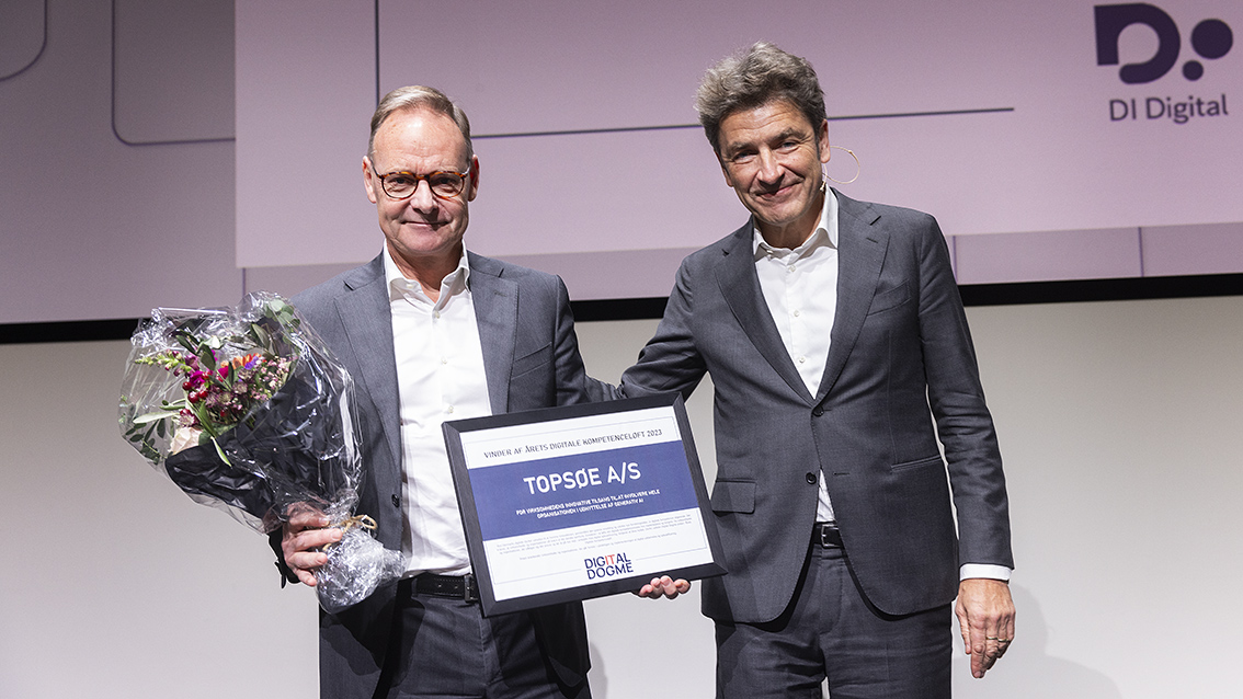 Morten Holm Christiansen, Chief Transformation Officer at Topsoe, receives the award for building internal AI compentencies