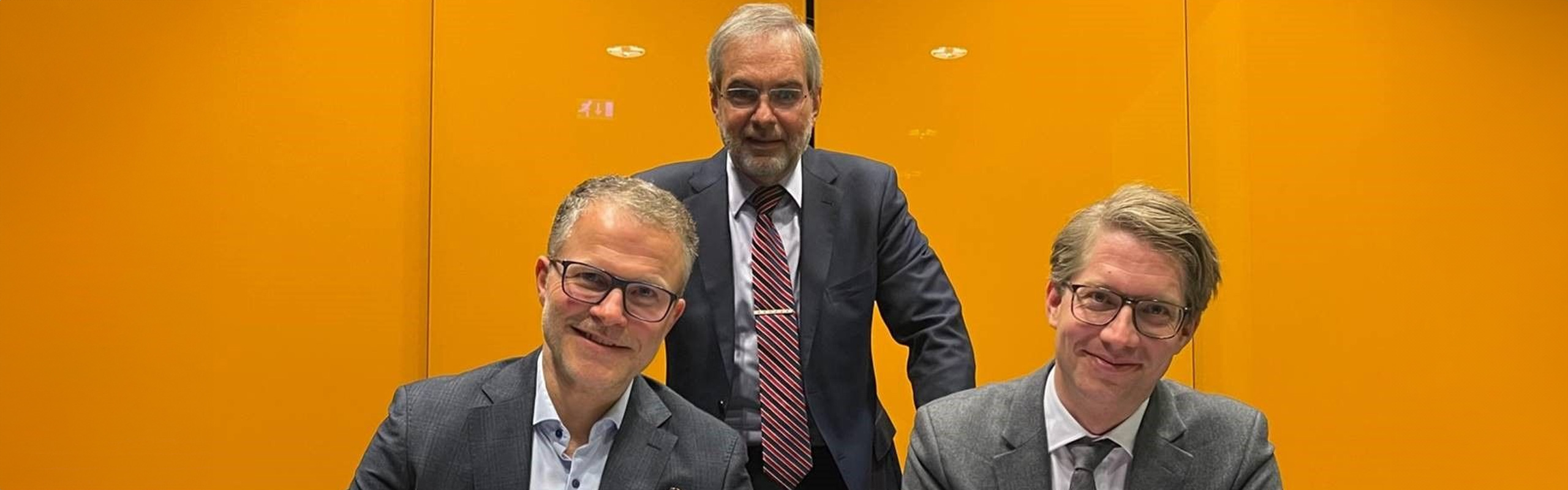 Siggi Ólason, CEO at Green Fuel, and Tore Sylvester Jeppesen, Senior Vice President at Topsoe, signs the MoU.