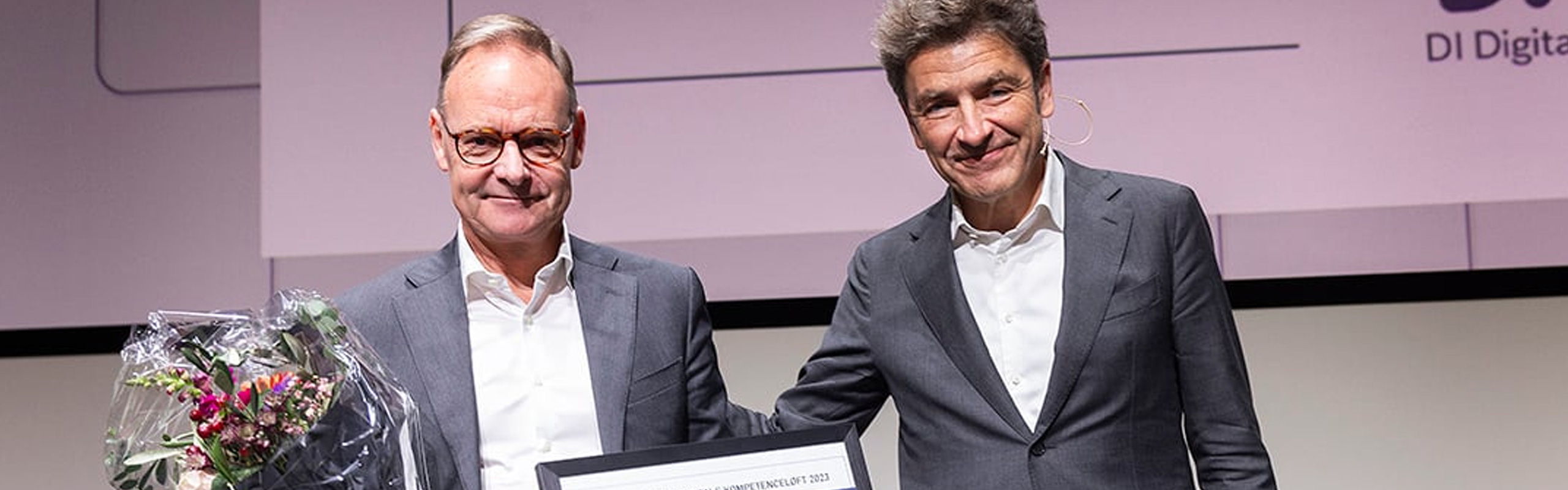 Morten Holm Christiansen, Chief Transformation Officer at Topsoe, receives the award for building internal AI compentencies