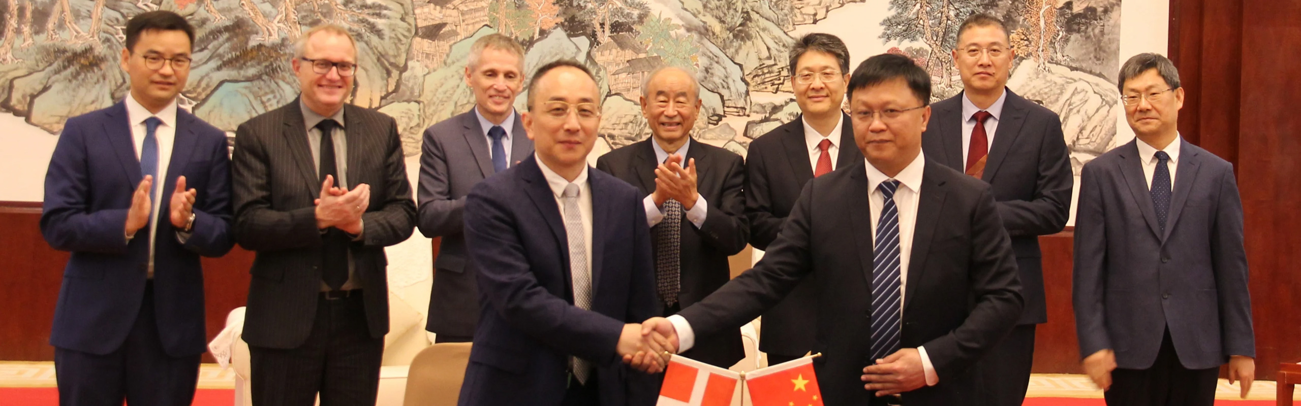 The agreement was signed by Dajun Yang, Managing Director Topsoe, China (front left) and by Jiaming Liu, General Manager of Guangxi Hongkun Biomass (front right).